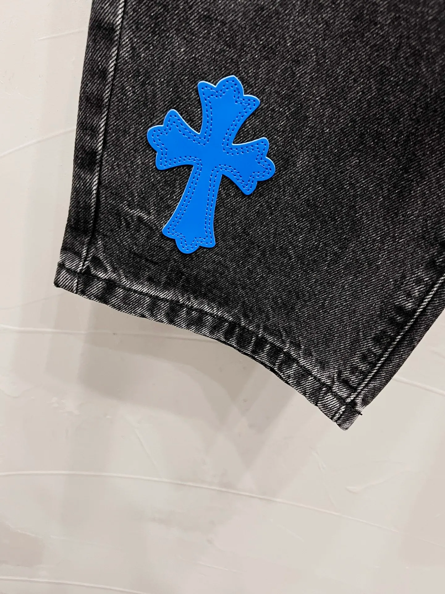 P240 Style number: [M937] Chrome hearts & Chrome hearts 25ss blue and yellow leather black trousers cross patch leather jeans CH Chrome hearts double knee cross patch leather bo1 version logging pants straight working pants B136 Chrome hearts cross Sanskrit overalls Counter price 24W level, patchwork cross flower embellishment, high waist washed jeans! ! Absolutely high-end luxury products, 1.9W level god-level single products, super popular products, made by top heavy industry, not to be missed. About Zangyin, this is an extremely luxurious fashion brand, which can also be called the nobles of the high street. It has always been an exclusive brand of some hipsters or rich second generation. Compared with ordinary high streets, it is more luxurious and noble. Compared with luxury brands, it has a more fashionable personality and has always been a brand that I have a special liking for. Imported yarn is custom-woven into a high-density twill canvas. While ensuring a stiff silhouette, the fabric feels very delicate. It follows the B01 classic silhouette. The upper body is crisp and stylish. The ready-made garments are stone-ground and fermented and can be matched with any style. Buttons and zinc brushing are washed with genuine YKK retro metal products. Double-layered canvas on the front. Perfect details. All hardware is perfect. Size: 30-32-34-36 Color: blue-yellow leather and black pants.